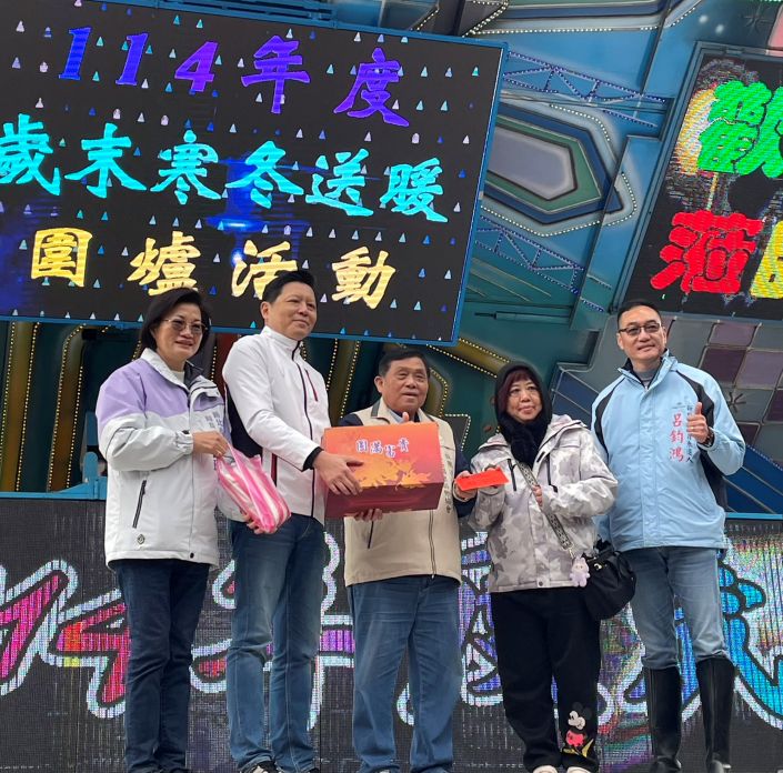 《圖說》新北市副市長朱惕之（左2）到場感謝協會理事長蔡錦賢（中）及協會成員多年來關懷弱勢的付出，並致贈物資及關懷金給予到場民眾，左一社會局長李美珍。〈社會局提供〉