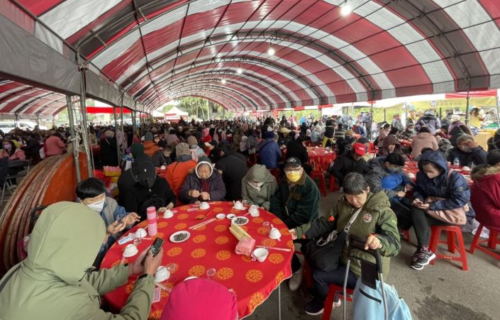 《圖說》新北市淡水區關懷弱勢協會席開101桌圍爐，邀請在地需要關懷的家戶參與。〈社會局提供〉