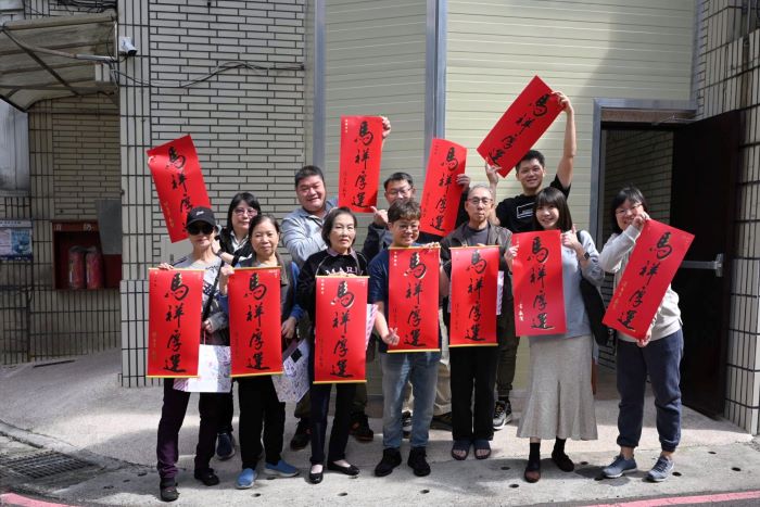 《圖說》市府致贈馬年春聯予住戶與施工團隊。〈城鄉局提供〉