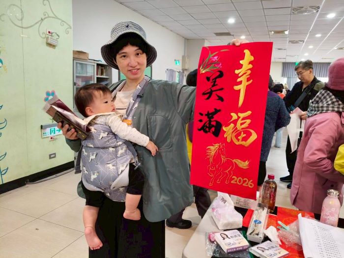 《圖說》南勢活動中心場次貼近民生住宅區，有許多親子家庭到場共歡拿取春聯。〈林口區公所提供〉