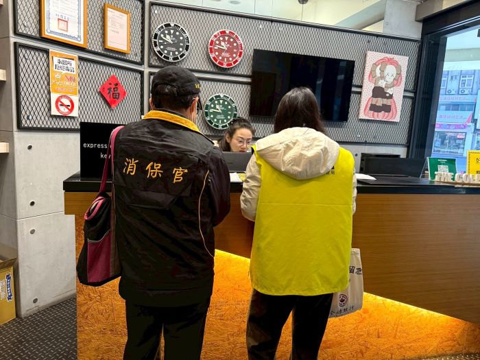 《圖說》新北春節旅宿聯合稽查專案，消保官查核公共意外責任險是否符合規定。〈觀旅局提供〉