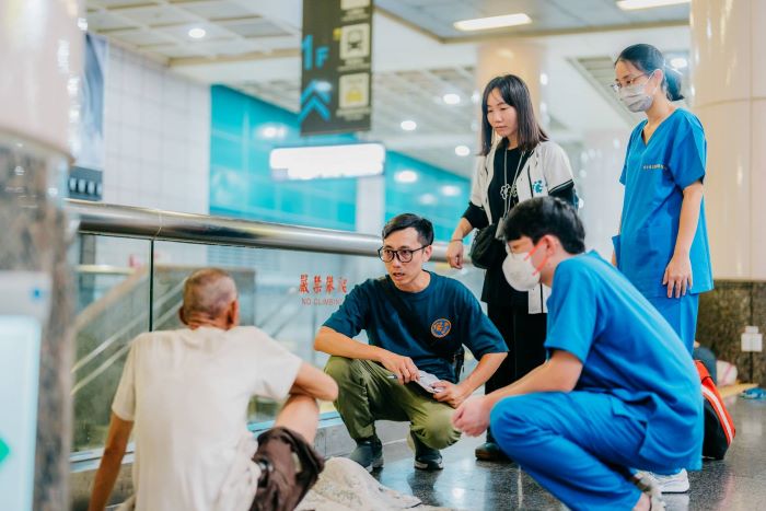 《圖說》臺灣思安慈善服務協會結合醫師、護理師，定期訪視街友主要活動地點，並提供專業醫療評估及治療。〈社會局提供〉