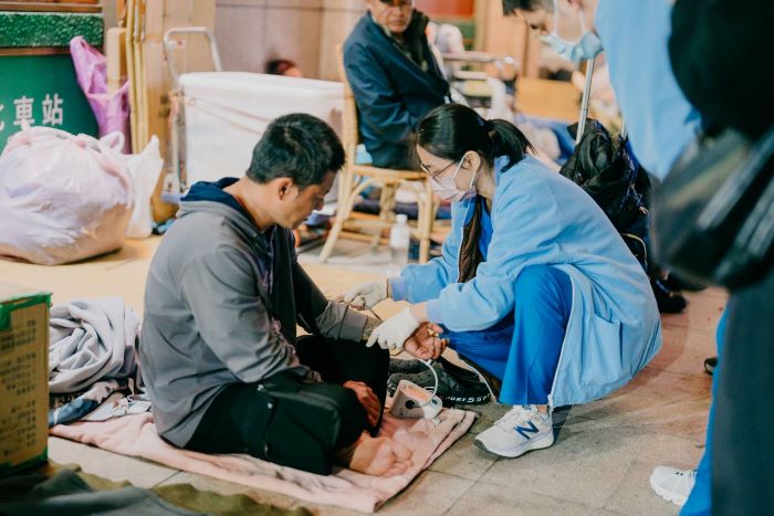 《圖說》臺灣思安慈善服務協會結合醫師、護理師，主動到場為街友提供醫療服務。〈社會局提供〉