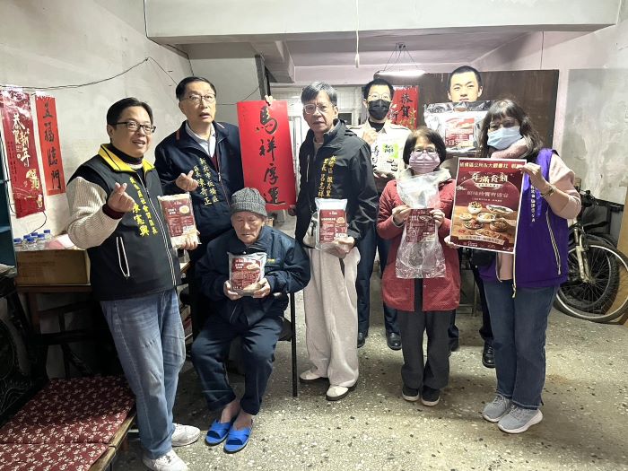 《圖說》板橋區公所及振義里長(中)攜手大觀書社送年菜關懷獨居長者莊老伯伯(左3) 。〈板橋公所提供〉