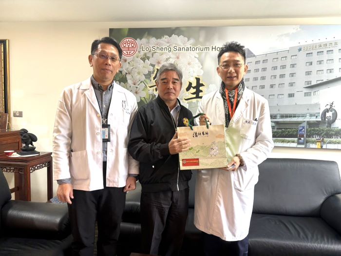 《圖說》林振生處長（中）拜會樂生療養院王偉傑院長（右）以及社會工作科主任何政祐(左)，感謝其長期協助守護新北市榮民眷。〈新北榮服處提供〉