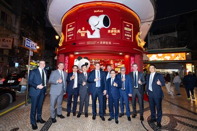 Patrick Dumont與公司管理層於2月2日特別親赴草堆街，向澳門中小企商戶拜早年，與本地社區互動交流。