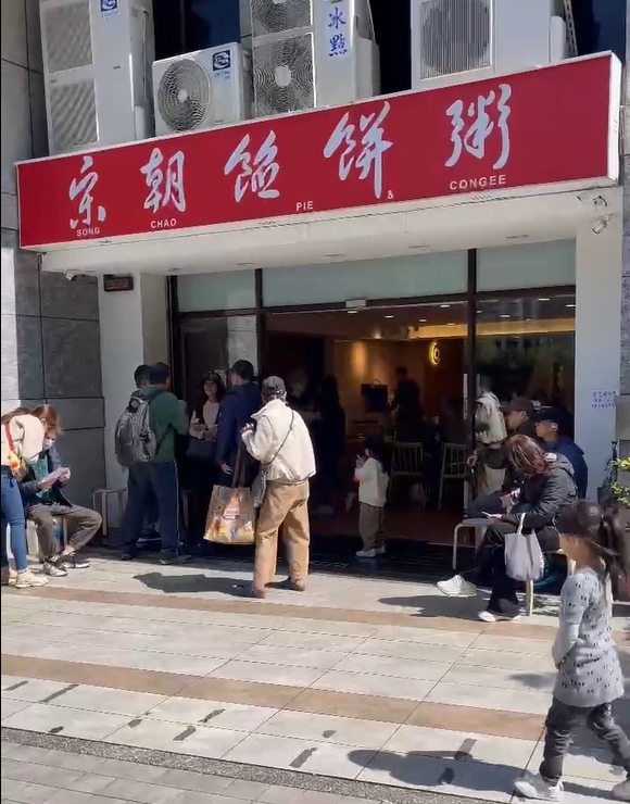 《圖說》「宋朝餡餅粥」,風水佈局確實是一個教科書等級的「借勢納氣」,生意火紅絕非偶然。〈陳怡誠提供〉