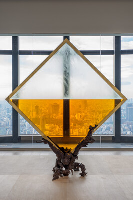 Wada Reijiro "MITTAG" 2025 Glass, brass, bronze, and brandy 238 x 212 x 79 cm Production Support / Courtesy: SCAI THE BATHHOUSE, Tokyo Installation view: "Roppongi Crossing 2025: What Passes Is Time. We Are Eternal.", Mori Art Museum, Tokyo, 2025-2026 Photo: Takehisa Naoki Photo courtesy: Mori Art Museum, Tokyo