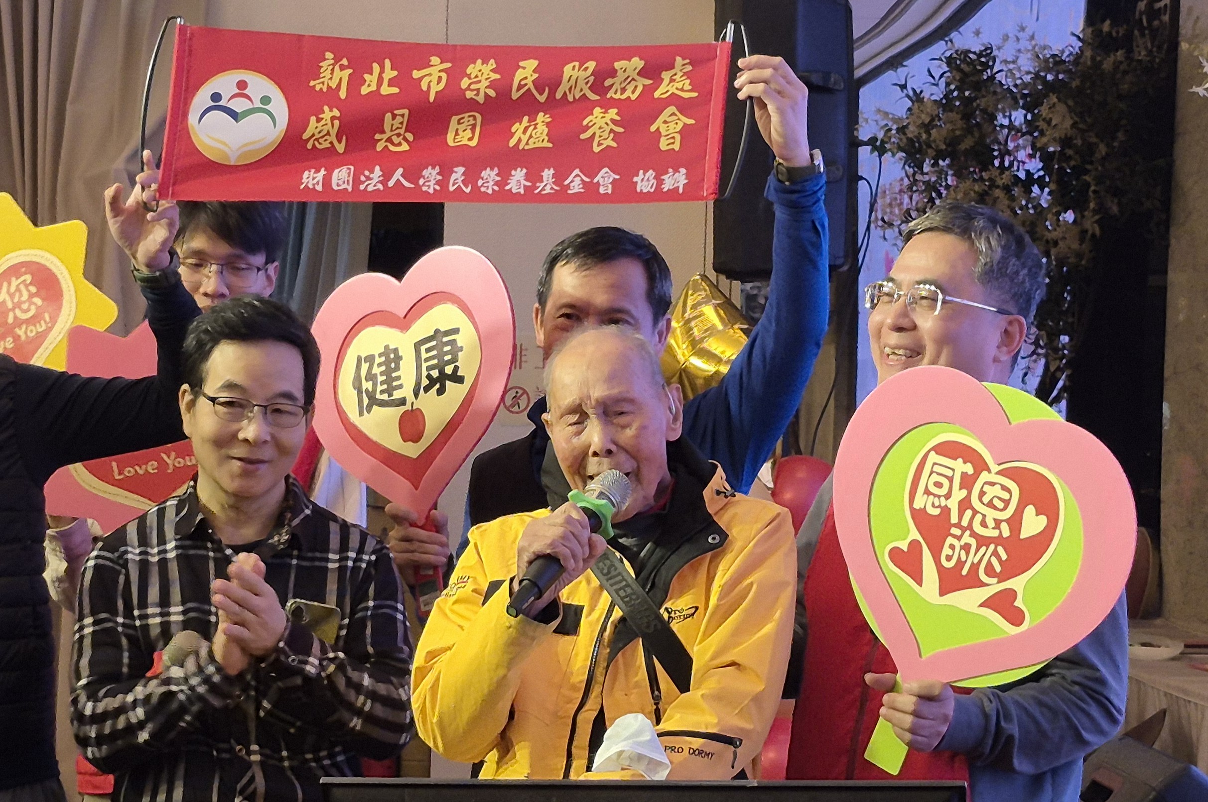 《圖說》106歲榮民方爺爺（中）登台高唱「中華民國頌」，精神奕奕，贏得滿場掌聲。〈新北榮服處提供〉