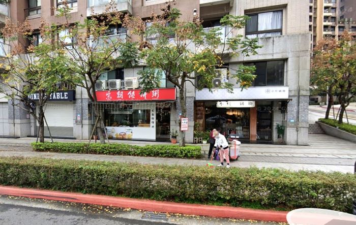 剛開業時是單一門面，邊間合併後，格局變成聚寶盆。