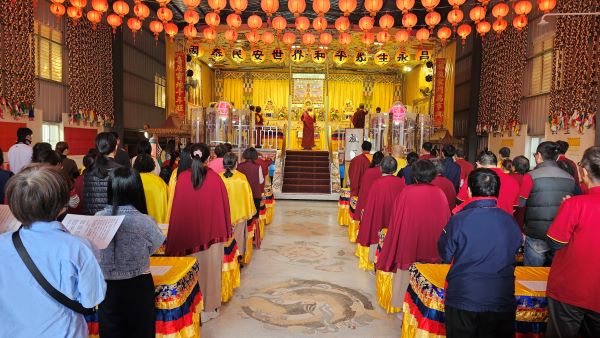 《圖說》世界佛教正心會2026年新春祈福法會,該會指導金剛上師恆性嘉措仁波且帶領弟子誦經祈福。〈佛教正心會提供〉