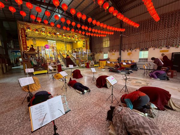 《圖說》世界佛教正心會2026年新春祈福法會,信眾誠心禮拜祝願國泰民安。〈佛教正心會提供〉