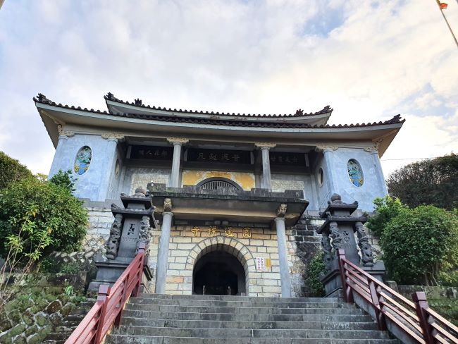 《圖說》林蔭健走圓通寺，祈福體驗自然與文化之美。〈觀旅局提供〉