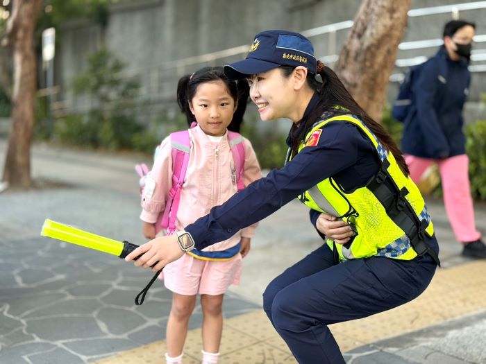 《圖說》新北警首創將社區民力正式納入護童勤務編組,並由學校協調家長會聘僱義交協勤,強化校園周邊交通疏導與違規取締量能,讓護童陣容更加堅實。〈警察局提供〉