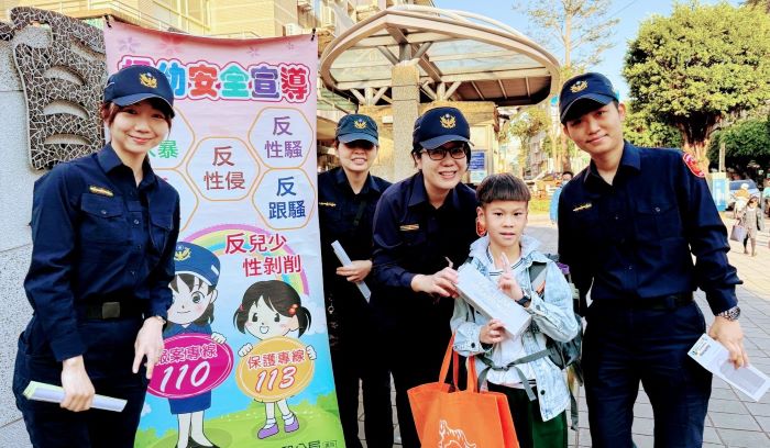 《圖說》永和分局於頂溪國小執行護童勤務。〈警察局提供〉