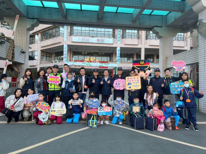 《圖說》土城分局於樂利國小執行護童勤務。〈警察局提供〉