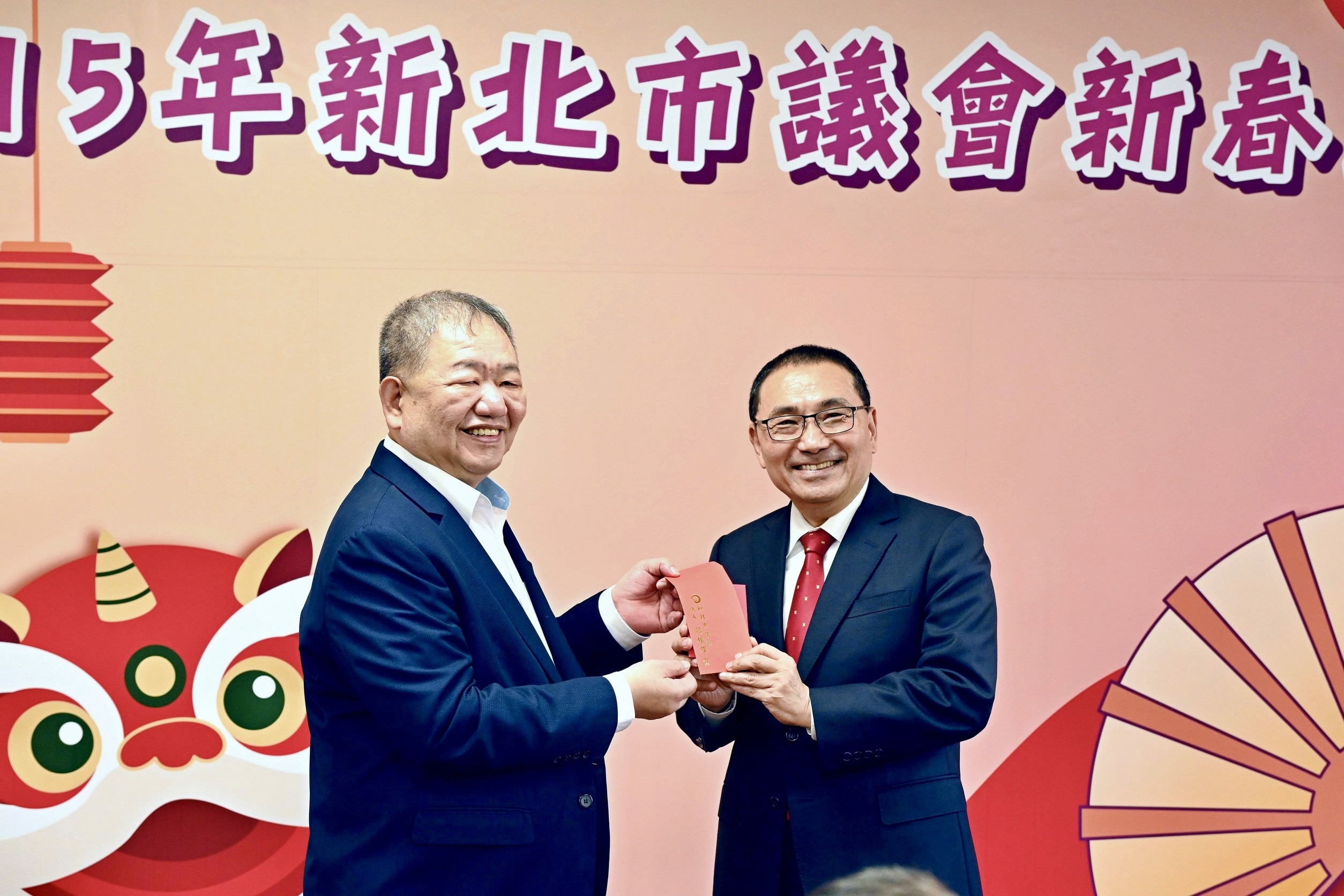 《圖說》侯友宜市長今日偕同議長蔣根煌祝賀議會全體同仁新年平安好運。〈新聞局提供〉