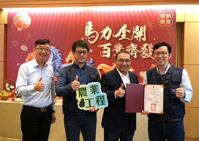 《圖說》新北市一舉囊括社團法人中國土木水利工程學會舉辦「114年工程永續與環境美學獎」競賽10項大獎,獲獎數量高居全台縣市之冠.今日於市政會議獻獎,市長侯友宜肯定市府團隊的努力與辛勞,左一為農業局長諶錫輝。〈農業局提供〉