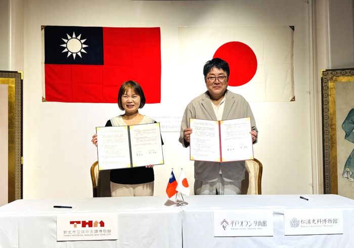 《圖說》新北市立淡水古蹟博物館館長蔡美治（左）與日本松浦史料博物館館長岡山芳治簽署合作備忘錄。〈淡古提供〉