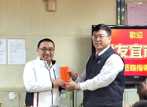 《圖說》侯友宜市長致贈春節慰問金給各客運業者工會。〈交通局提供〉