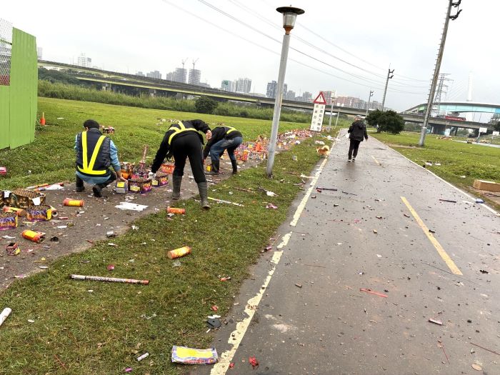 《圖說》民眾賞遊時發揮公德心,落實垃圾帶走或定點丟棄,齊心攜手淨煙火,河濱環境更舒適。〈高灘處提供〉