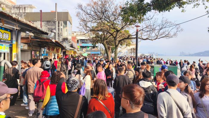 《圖說》河岸老街人潮熱絡,假日歡樂滿滿。〈高灘處提供〉