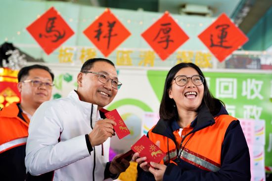 《圖說》侯友宜市長致贈象徵「馬上賺錢」10元福袋。〈環保局提供〉