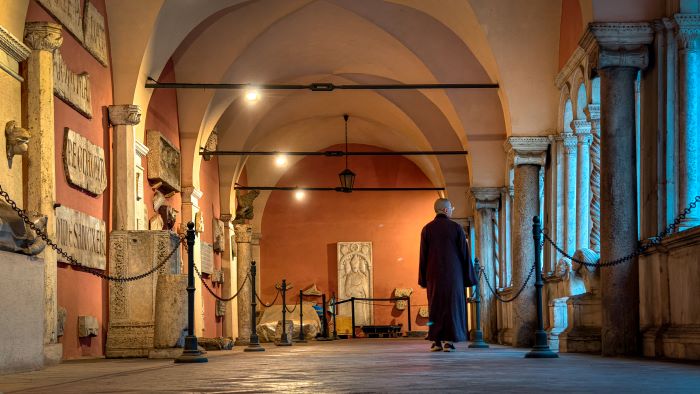 《圖說》當穿著袈裟的僧侶走在義大利羅馬的拉特朗聖若望大殿,這樣的場景便已成為溫柔而深刻的對話。〈宗博館提供〉