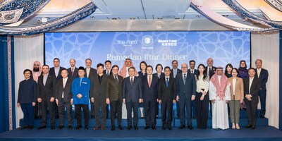 嘉賓齊聚於 The Mira 齋月開齋晚宴，包括十二位總領事及活動聯合主辦方代表：香港土耳其總領事Mr. Kerim Sercan Evcin（前排中）、美麗華旅遊總經理李振庭先生（左中）及美麗華集團酒店及服務式公寓總監韋瑞民先生（右中）。