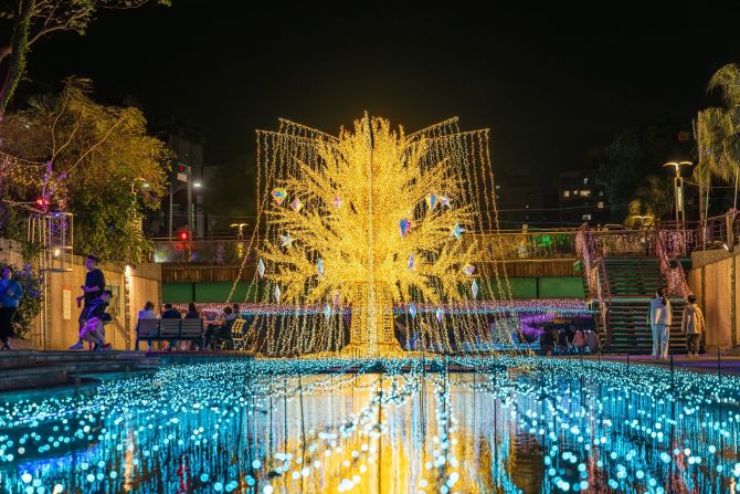 《圖說》6-7米高星耀之樹閃耀新莊夜空。〈水利局提供〉