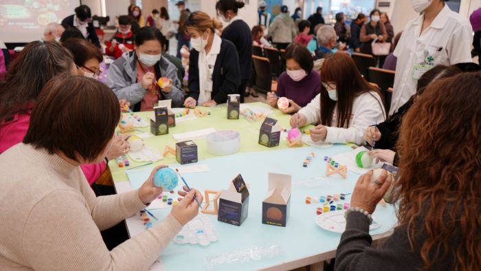 《圖說》臺北醫院元宵節活動結合永續理念，一起彩繪月球夜燈。〈臺北醫院提供〉