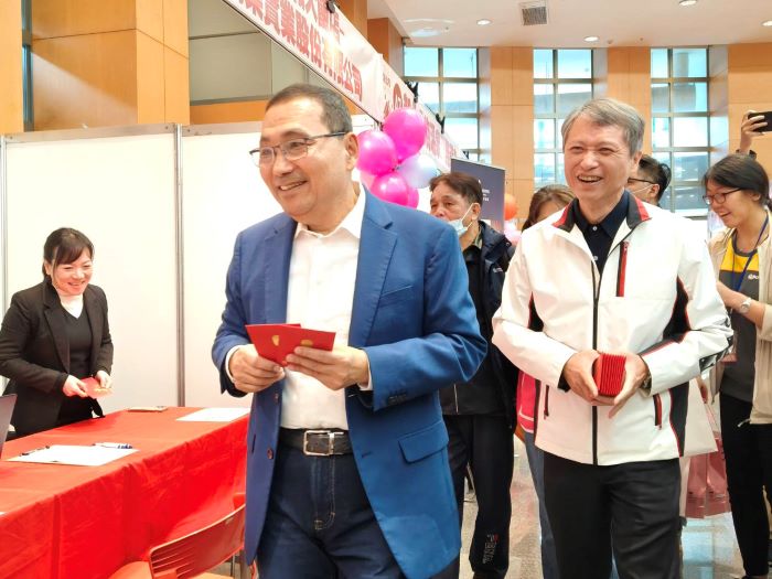 《圖說》市長侯友宜親赴現場為求職者與企業加油打氣,並發送馬年創意福袋「馬祥厚運」,祝福市民「馬力全開、馬上找到好工作」,右為勞工局長陳瑞嘉。〈記者葉柏成攝〉