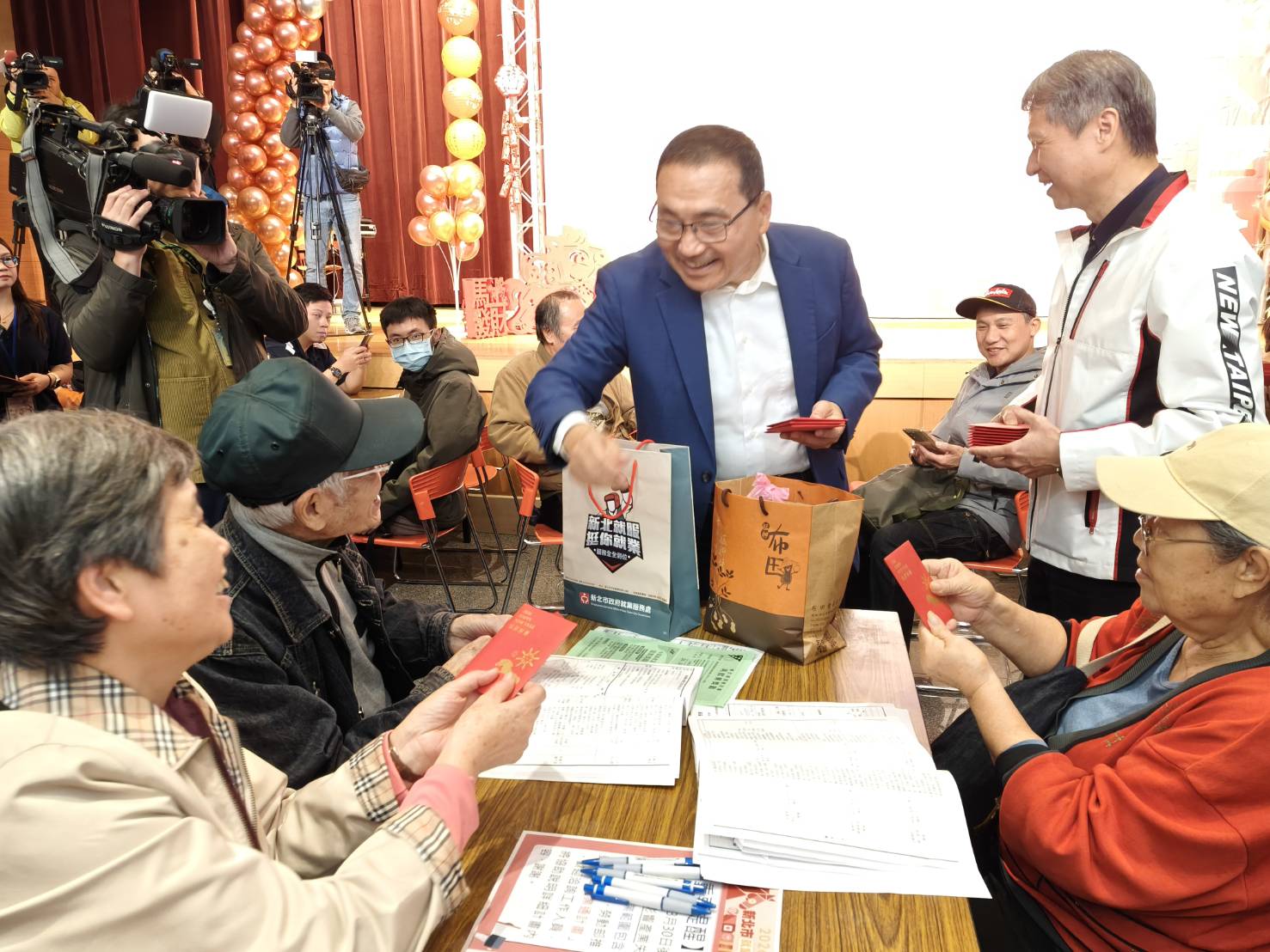 《圖說》侯友宜市長與求職者互動寒暄,為活動增添節慶溫度。〈記者葉柏成攝〉