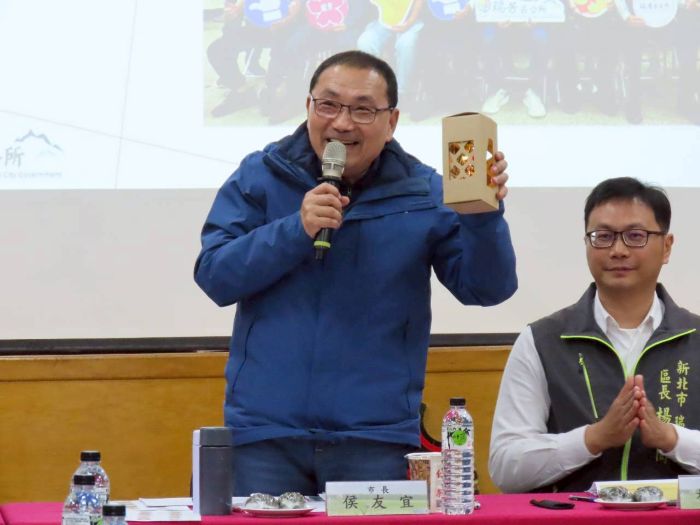 《圖說》市長侯友宜前往瑞芳、平溪行動治理座談會,首要感謝里長服務里民,同時里長們為推廣瑞芳商圈繁榮贈予市長祈福燈飾。〈民政局提供〉