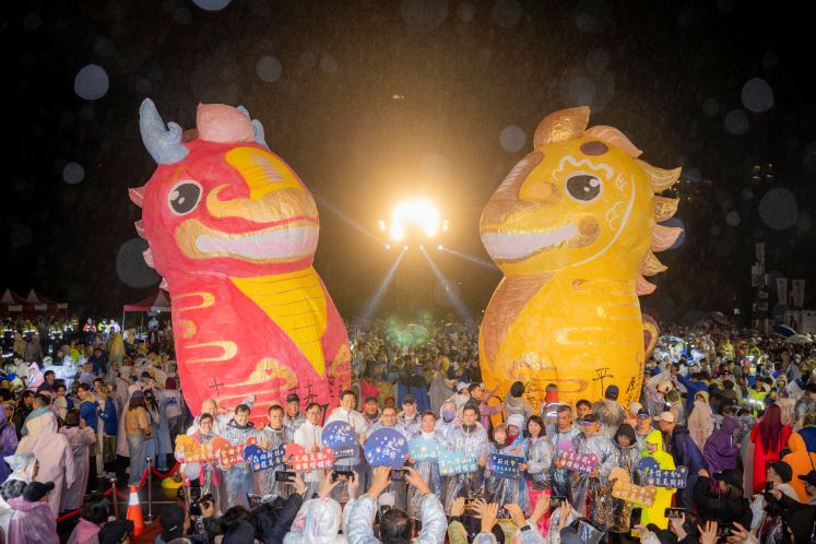 《圖說》 2026新北市平溪天燈節壓軸場今晚於十分廣場舉行,由市長侯友宜攜手貴賓共同施放神獸主燈 。〈觀旅局提供〉