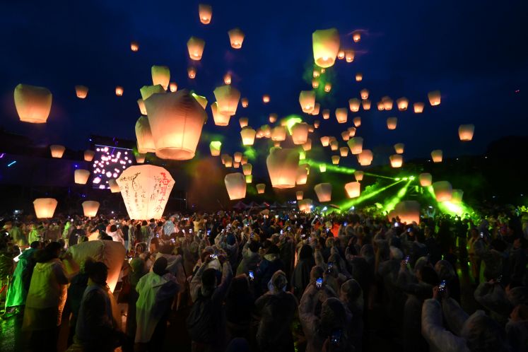《圖說》 觀旅局與十分國小合作,試行施放以全紙材作為基座支架的「永續天燈」。〈觀旅局提供〉