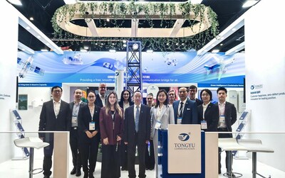 Tongyu Communication團隊在2026年世界移動通信大會（MWC Barcelona）展台前合影，展示其集成空天地全場景解決方案