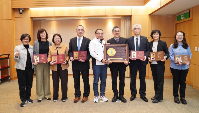 《圖說》新北市立土城醫院獲2025年第26屆NHQA國家醫療品質獎「智慧醫院全機構標章 Smart Hospital(區域醫院級)」,今日由院長賴旗俊(右4)、副院長蘇銘堯(右3)、副院長游明晉(左4)等人,在衛生局長陳潤秋(左)陪同下,與市長侯友宜(左5)合影,分享獲獎喜悅。〈衛生局提供〉