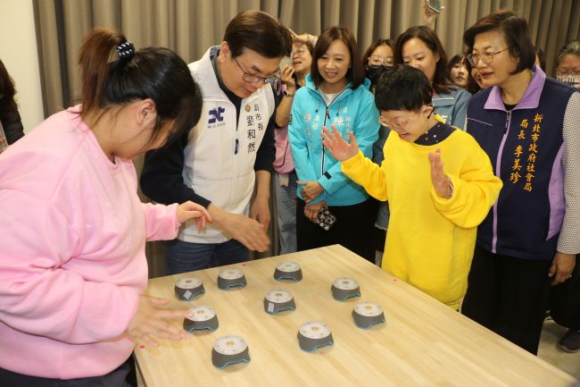 《圖說》劉和然與學員在多感官影音互動設備中,搶按各色燈號。〈社會局提供〉