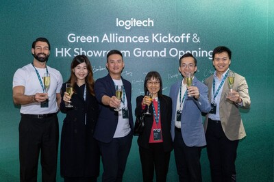 【圖三】（左起）Logitech 高級創新經理 Yan Chetelat、投資推廣署高級副總裁張嘉敏（數字科技與數據基礎建設）、 Logitech 臺港澳總經理施前江、香港投資推廣署總裁（數字科技與數據基礎建設）周寶芬、 Strategic Building Innovation 總監 Dickson Mak 和 Aura Labs 行政總裁 Lester Chan，共同慶祝 Logitech 香港辦公室翻新啟幕和綠色聯盟成立活動。