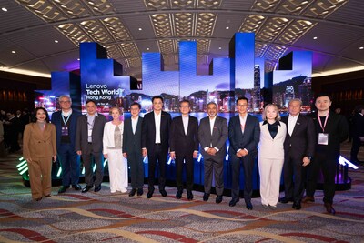 財政司司長陳茂波先生（右六）與Lenovo集團執行副總裁兼方案服務業務集團總裁黃建恒先生（左六），以及其他重點講者出席今日舉行的「Lenovo 2026年香港創新科技大會」。