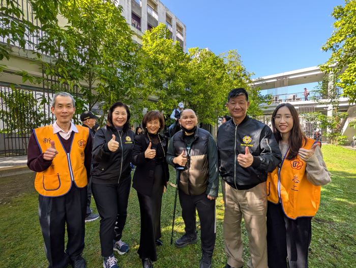 《圖說》板橋榮家與新北榮服處攜手助公傷官兵李志翔奇蹟復健，左三板橋榮家主任陳桂美、右三李志翔。〈板橋榮家提供〉