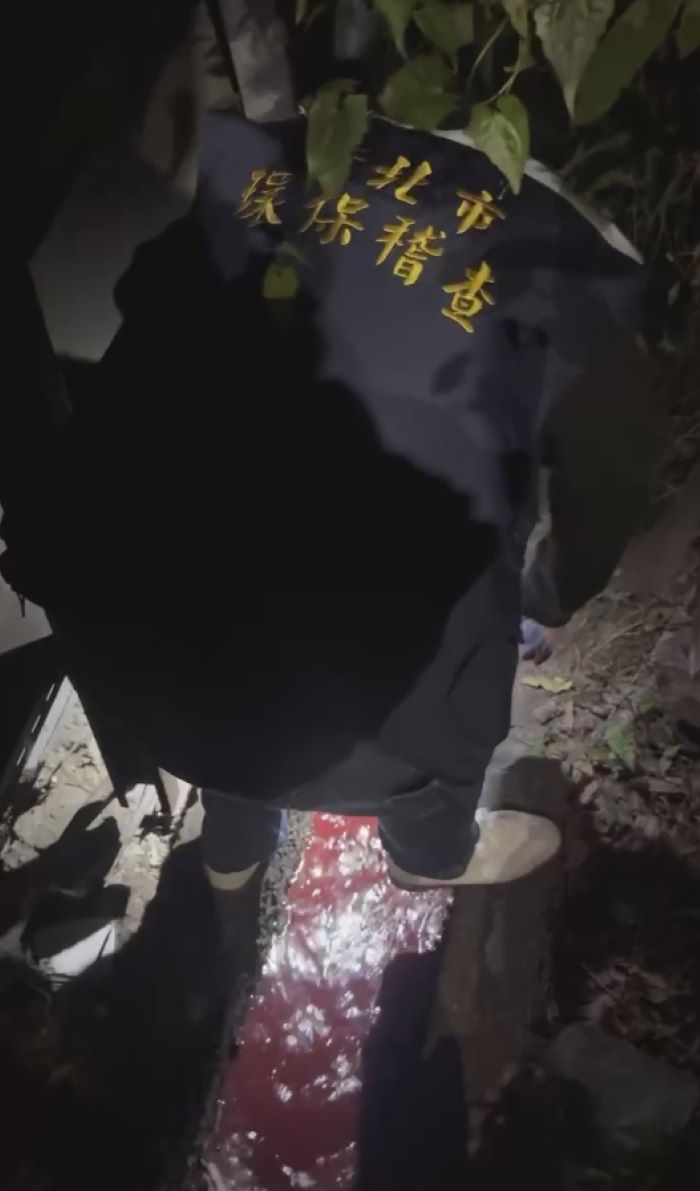 《圖說》稽查人員循線追查。〈環保局提供〉