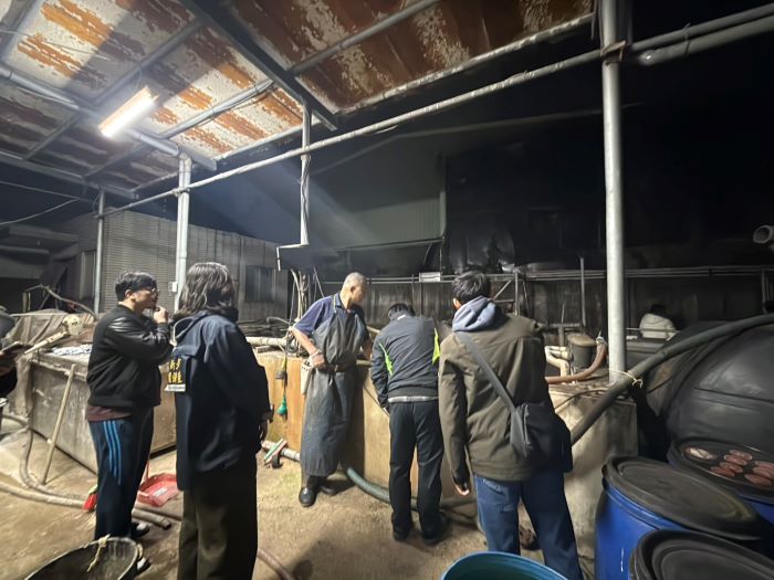 《圖說》稽查人員於廠內勘查。〈環保局提供〉