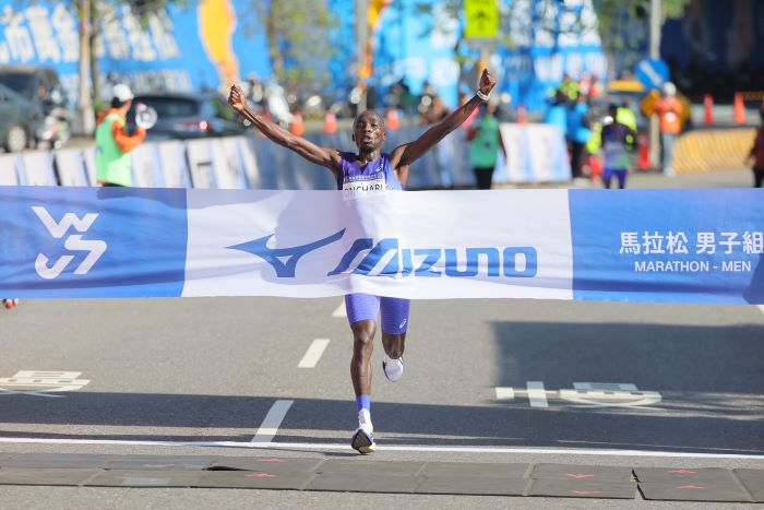 《圖說》2026新北市萬金石馬拉松,馬拉松男子組肯亞Enock ONCHARI,以2小時12分46秒,奪下冠軍。〈體育局提供〉