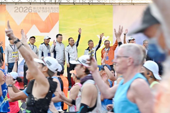 《圖說》侯友宜市長於起跑點歡送選手預祝奪佳績。〈體育局提供〉