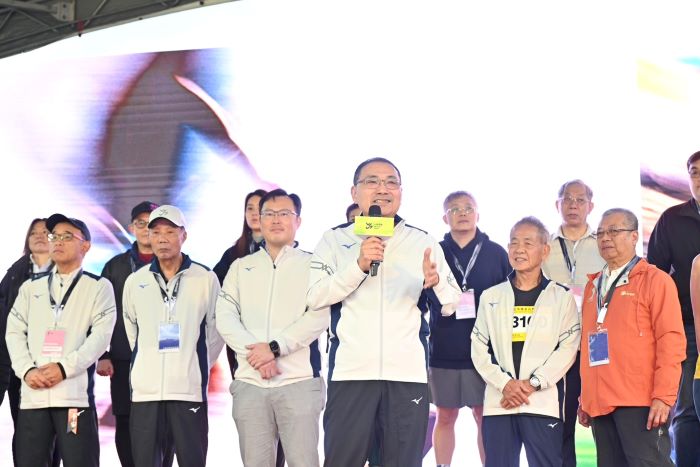 《圖說》侯友宜市長今日早晨出席2026新北市萬金石馬拉松活動。〈新聞局提供〉