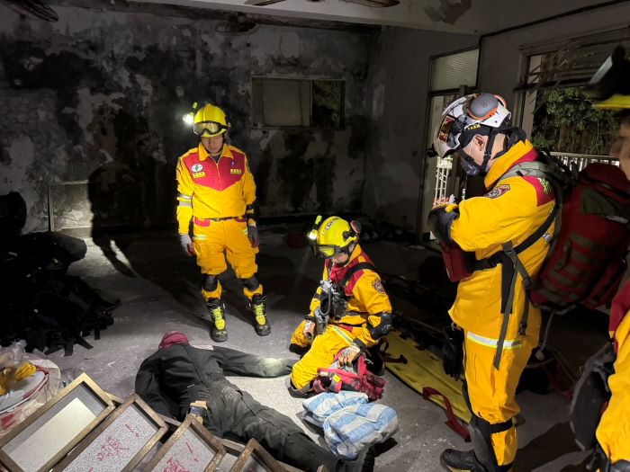 《圖說》新北消年度「不間斷救援演練暨複訓」模擬演練無法脫困的患者,截肢前評估。〈消防局提供〉