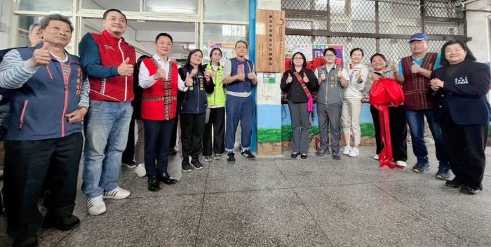 《圖說》鶯歌區部落文化健康站揭牌儀式,左六為原民局社會福利科長呂偉麟、左三為鶯歌區長曾明華、右六為原民會主任秘書王美蘋、右五為新北市蘇泓欽議員及右四洪佳君議員。〈原民局提供〉