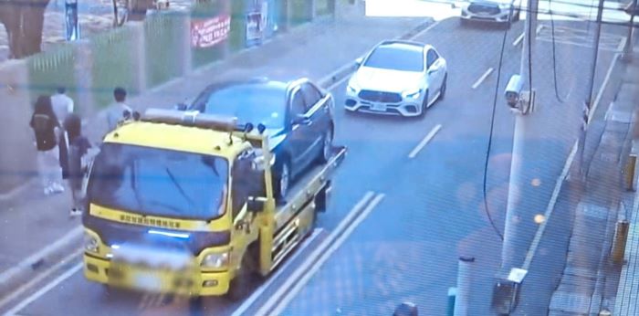 《圖說》拖吊過程。〈新莊分局提供〉